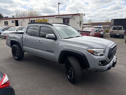 Used 2018 Toyota Tacoma TRD Off-Road AWD/4WD image 3