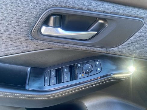 Used 2023 Nissan Rogue SV image 11