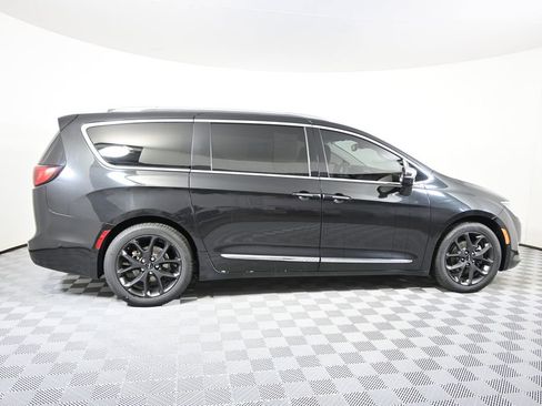 Used 2017 Chrysler Pacifica Limited FWD image 7