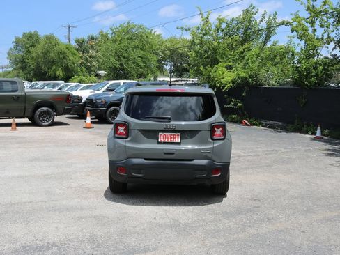 Used 2021 Jeep Renegade Latitude FWD image 4