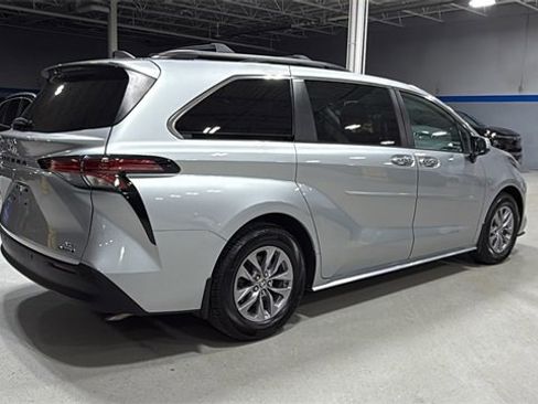 Used 2022 Toyota Sienna XLE image 5