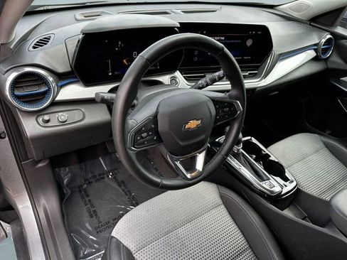 Used 2025 Chevrolet Trax LT w/ LT Convenience Package FWD image 9