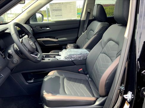 New 2025 Nissan Pathfinder Platinum w/ Black Appearance Package image 10