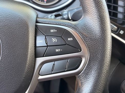 Used 2019 Jeep Cherokee Latitude w/ Popular Appearance Group FWD image 24