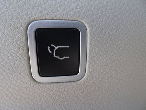 Used 2017 Chrysler Pacifica Premium image 32