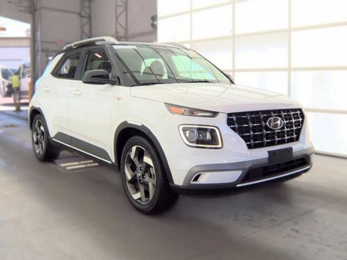Used 2023 Hyundai Venue Limited w/ Cargo Package FWD image 4