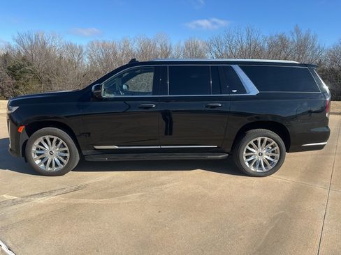 Used 2023 Cadillac Escalade ESV Premium Luxury image 2
