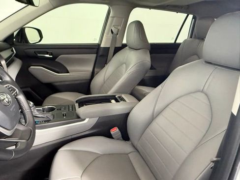 Used 2022 Toyota Highlander XLE image 27