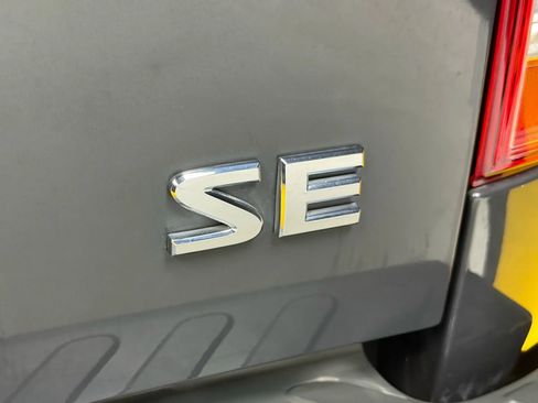 Used 2010 Nissan Frontier SE image 10