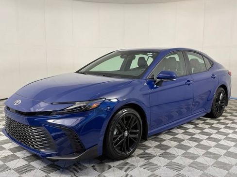 Used 2025 Toyota Camry SE FWD image 2