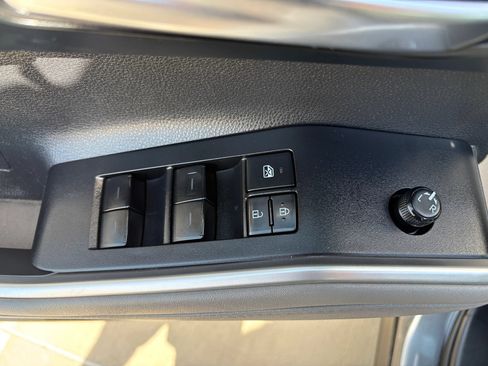 Used 2020 Toyota Highlander XLE FWD image 25
