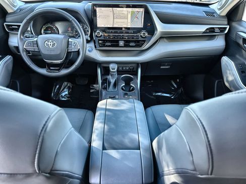 Used 2021 Toyota Highlander Platinum image 10
