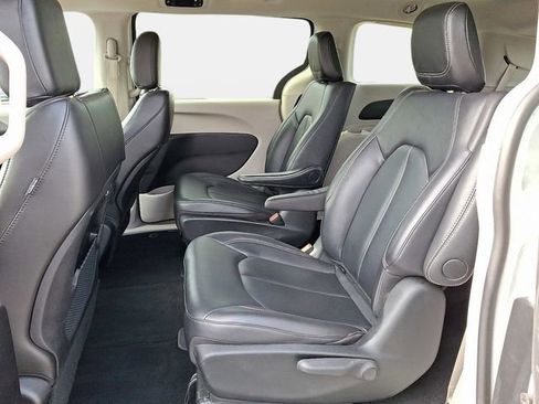 Used 2024 Chrysler Pacifica Select image 20