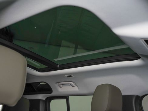 Used 2025 Land Rover Defender 110 X-Dynamic SE image 38