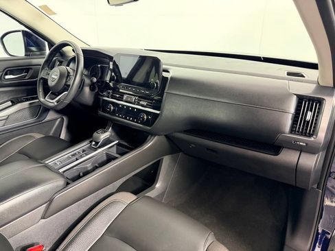 Used 2024 Nissan Pathfinder SL w/ Black Appearance Package FWD image 29