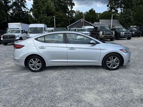 Used 2017 Hyundai Elantra SE FWD image 3