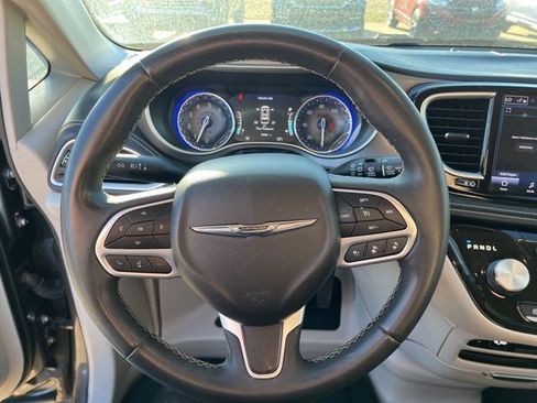 Used 2022 Chrysler Pacifica Touring-L image 13