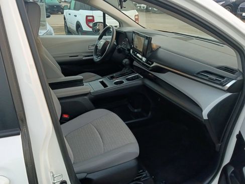 Used 2025 Toyota Sienna LE image 7