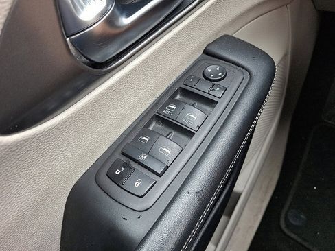 Used 2023 Chrysler Pacifica Touring-L FWD image 15