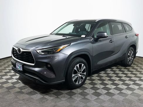 Used 2022 Toyota Highlander XLE AWD/4WD image 3