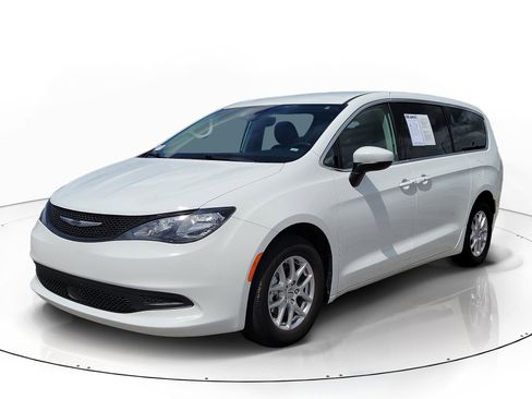 Used 2023 Chrysler Voyager LX FWD image 3