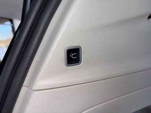 Used 2024 Chrysler Pacifica Touring-L image 17