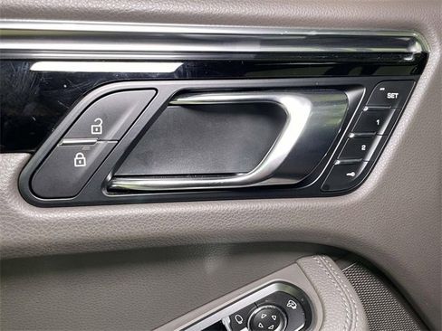 Used 2025 Porsche Macan image 38