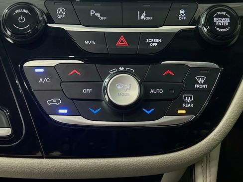 Used 2021 Chrysler Pacifica Limited AWD/4WD image 12