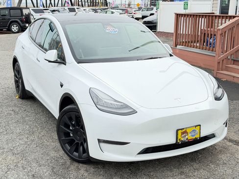 Used 2022 Tesla Model Y Long Range image 2