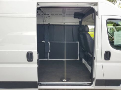 Used 2025 RAM ProMaster 2500 w/ Convenience Group FWD image 11
