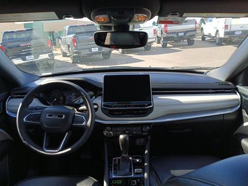 Used 2025 Jeep Compass Limited image 31