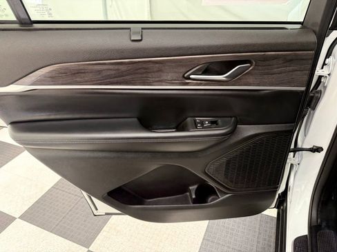 Used 2024 Jeep Grand Cherokee L Limited w/ Luxury Tech Group II image 17