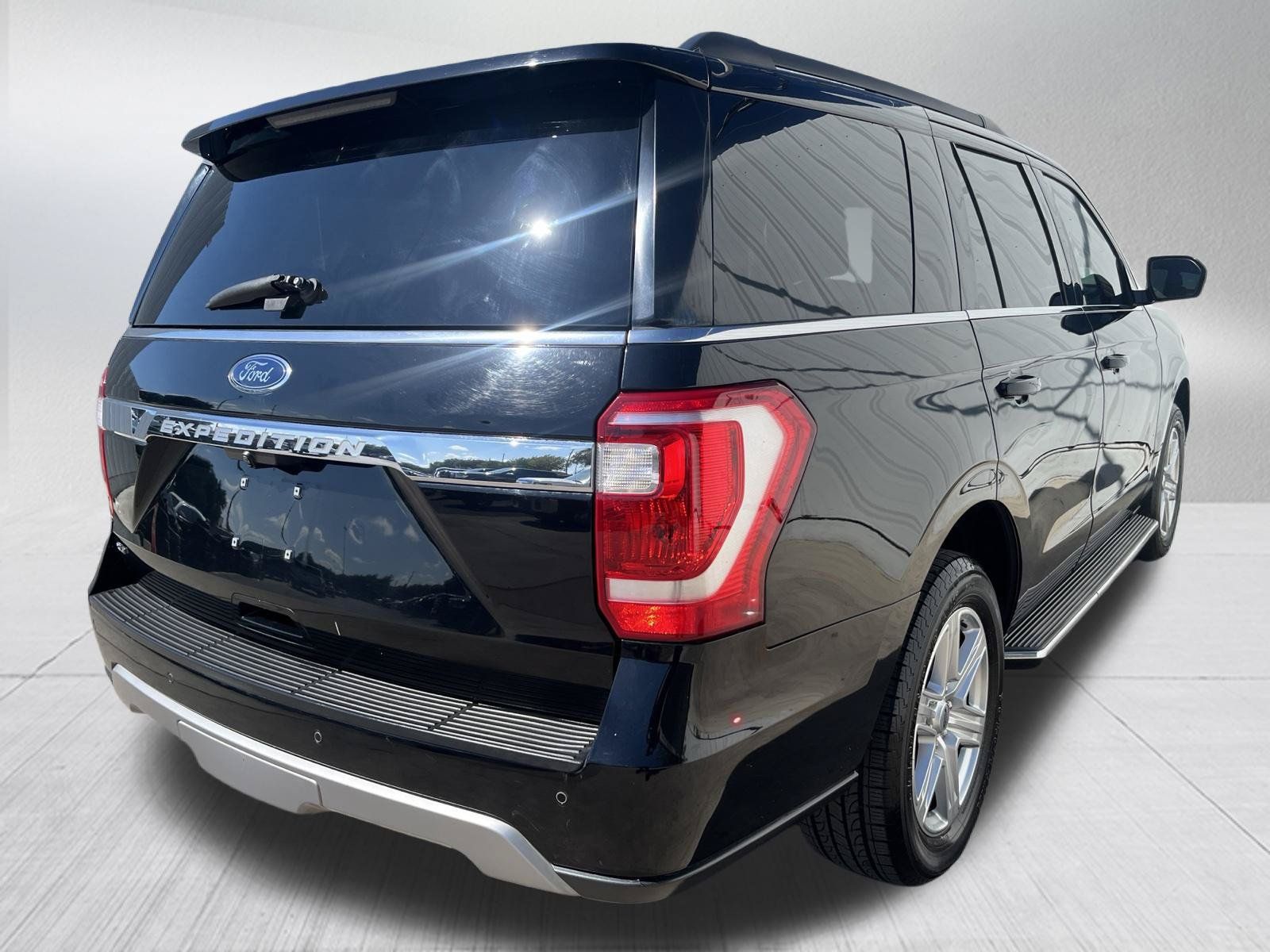 Used 2018 Ford Expedition XLT w/ Equipment Group 202A RWD image 9