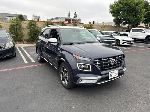 Used 2021 Hyundai Venue FWD image 4