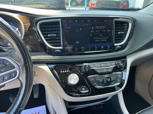 Used 2022 Chrysler Pacifica Limited FWD image 9