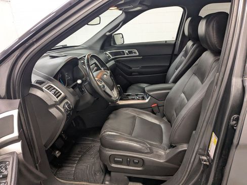 Used 2015 Ford Explorer XLT w/ Equipment Group 202B AWD/4WD image 22