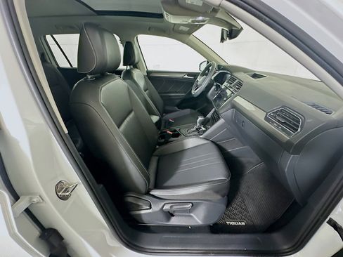 Used 2022 Volkswagen Tiguan SE w/ Panoramic Sunroof Package image 34