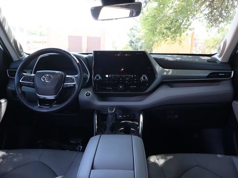 Used 2021 Toyota Highlander Limited AWD/4WD image 17