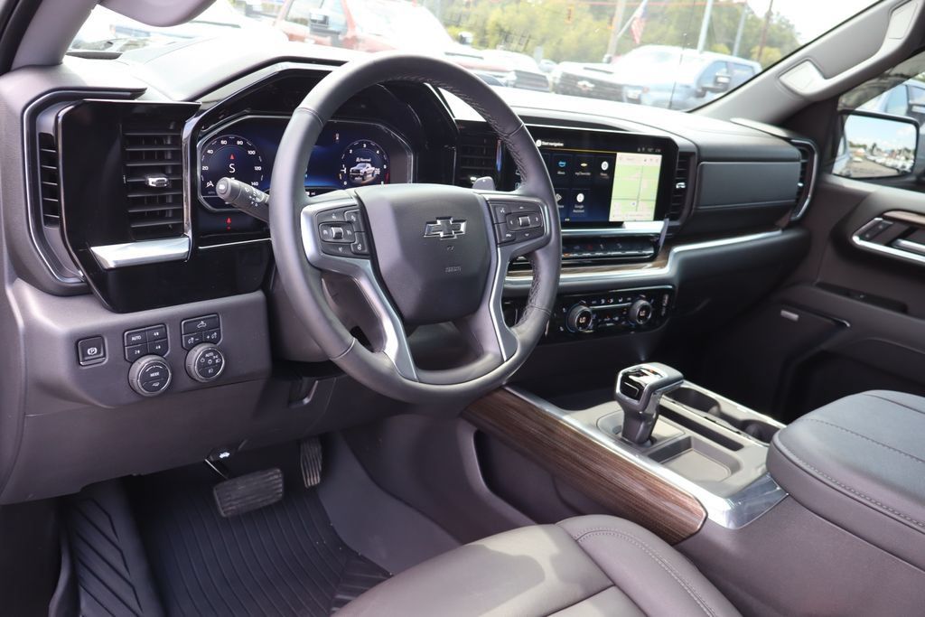 Used 2025 Chevrolet Silverado 1500 LT Trail Boss w/ Convenience Package II AWD/4WD image 5