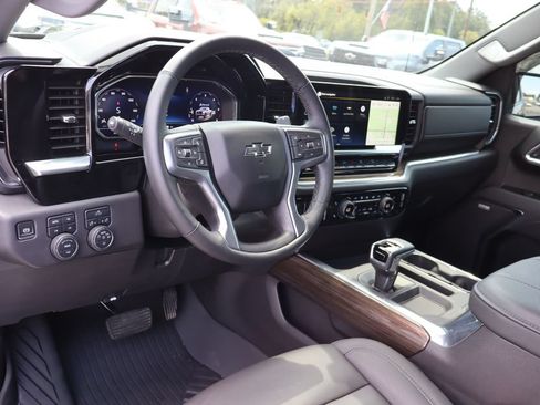 Used 2025 Chevrolet Silverado 1500 LT Trail Boss w/ Convenience Package II AWD/4WD image 5