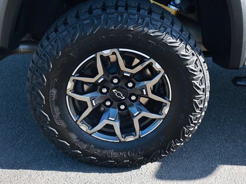 Used 2024 Chevrolet Colorado ZR2 w/ Technology Package AWD/4WD image 9
