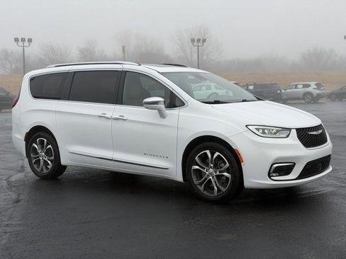 Used 2022 Chrysler Pacifica Pinnacle image 1