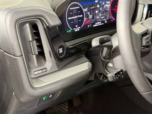 Certified 2026 Porsche Cayenne AWD/4WD image 32