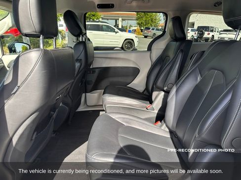 Used 2024 Chrysler Pacifica Select image 12