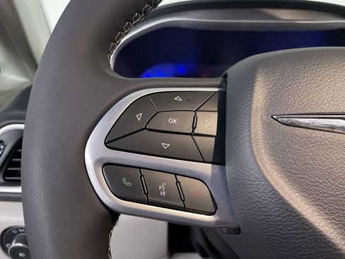 Used 2023 Chrysler Pacifica Touring-L FWD image 24