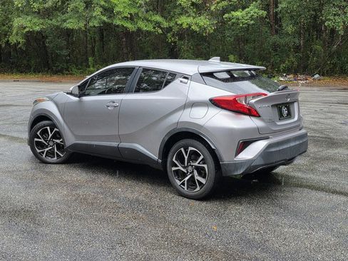 Used 2019 Toyota C-HR XLE FWD image 4