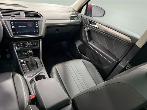 Used 2023 Volkswagen Tiguan SE w/ Panoramic Sunroof Package FWD image 27