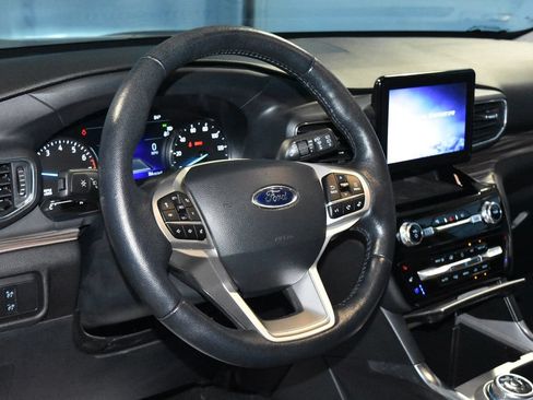 Used 2022 Ford Explorer Limited w/ Equipment Group 301A AWD/4WD image 2