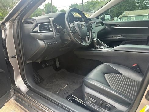 Used 2018 Toyota Camry SE w/ Moonroof Package FWD image 10