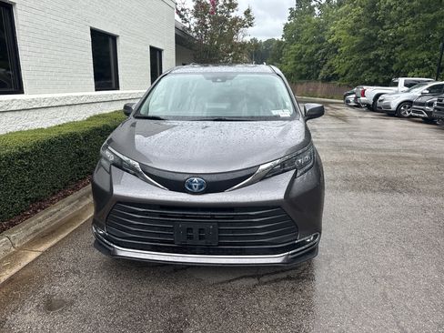 Used 2024 Toyota Sienna XLE FWD image 2